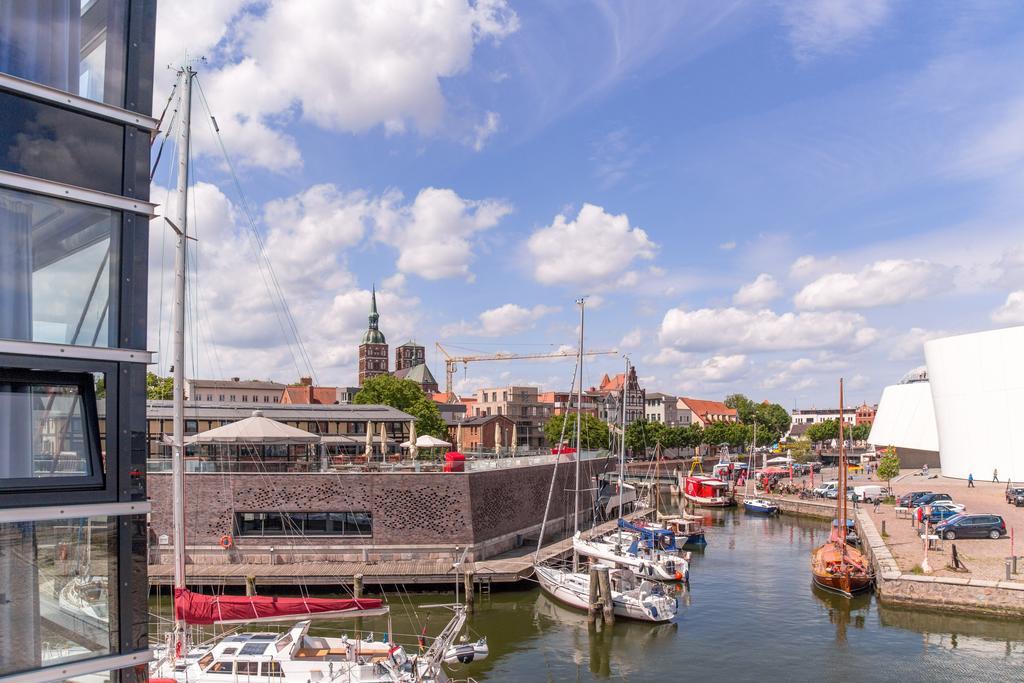 Hochwertige Im Stralsunder Hafen *